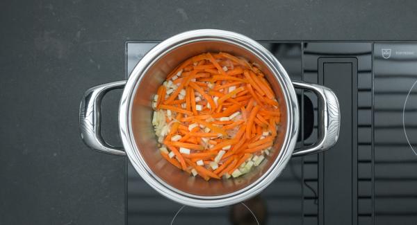 Sfumare con il vino e il brodo di pollo, quindi aggiungere i bocconcini di pollo. Scaldare l'Unità a fuoco massimo fino alla finestra "verdura", dopo aver impostato un tempo di cottura di 10 minuti su Audiotherm.