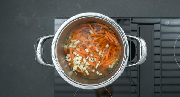 Sfumare con il vino e il brodo di pollo, quindi aggiungere i bocconcini di pollo. Scaldare l'Unità a fuoco massimo fino alla finestra "verdura", dopo aver impostato un tempo di cottura di 10 minuti su Audiotherm.