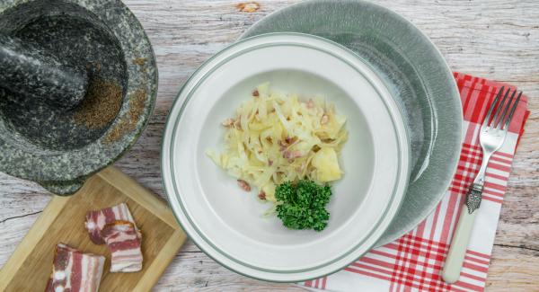 Aggiungere infine l'aceto e condire con sale, pepe, un pizzico di zucchero e cumino.