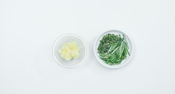 Sbucciare gli spicchi d'aglio. Lavare le erbe aromatiche. Unire il tutto ai funghi e mescolare con l'olio d'oliva.