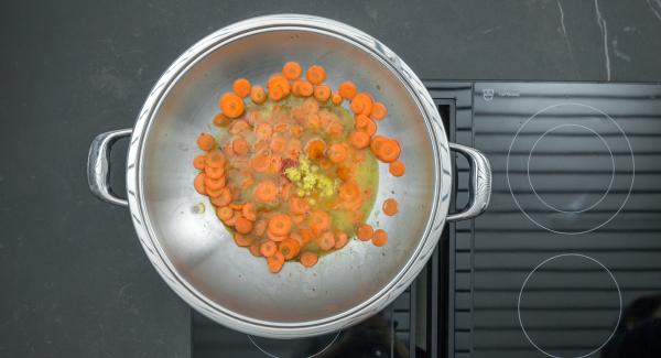 Rosolare il petto d’anatra in porzioni, estrarlo e tenerlo in caldo. Rosolare le fette di carote allo stesso modo e sfumare con il succo d’arancia; aggiungere la salsa di soia e la salsa di ostriche, quindi il peperoncino e lo zenzero. Lasciare scoperto e far addensare il sugo per ca. 5 minuti.