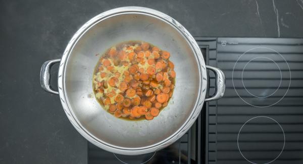 Rosolare il petto d’anatra in porzioni, estrarlo e tenerlo in caldo. Rosolare le fette di carote allo stesso modo e sfumare con il succo d’arancia; aggiungere la salsa di soia e la salsa di ostriche, quindi il peperoncino e lo zenzero. Lasciare scoperto e far addensare il sugo per ca. 5 minuti.