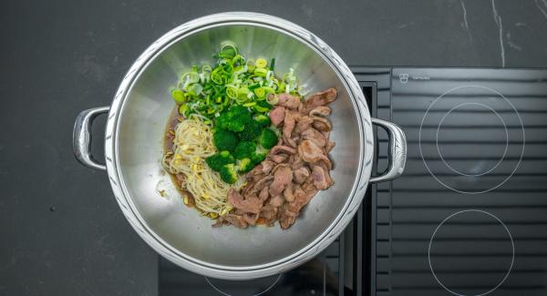 Aggiungere il porro, i germogli di soia, le rosette di broccoli e il petto d’anatra. 
Regolare il calore al massimo, scaldare fino alla finestra “verdura”, spegnere e lasciar riposare per un paio di minuti per completare la cottura.