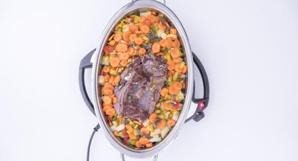 Al suono di Audiotherm, adagiare il roast beef all'interno dell'Unità e abbassare Navigenio a livello 2. Rosolare i 4 lati per ca. 5 minuti. Aggiungere le verdure tagliate, la cipolla tritata, i capperi e un filo d'olio.