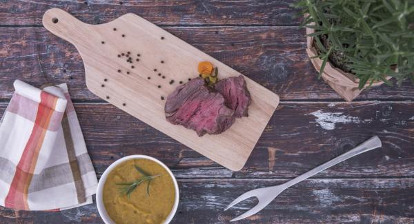 Completata la cottura, estrarre il roast beef dall'Unità e tagliarlo a fettine. Con un mixer creare una crema con le verdure utilizzate per la cottura. Condire le fettine di roast beef con la crema ottenuta e gustare.