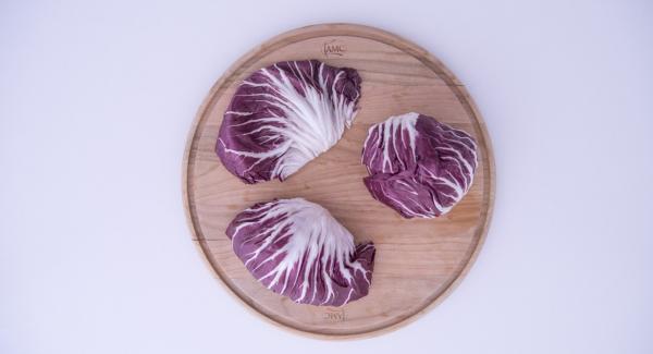 Tagliare il formaggio asiago a cubetti. Staccare le foglie di radicchio, lavarle e inserirle all'interno della Softiera 24 cm.