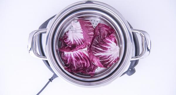 Versare l’aceto bianco all’interno dell’Unità di cottura 24 cm 3.5 l e adagiare quindi al suo interno la Softiera contenente le foglie di radicchio. Coprire l’Unità con EasyQuick e ammorbidire il radicchio con Navigenio regolato in modalità "A" e Audiotherm posizionato sulla finestra “vapore” con impostato un tempo di 1-2 minuti.