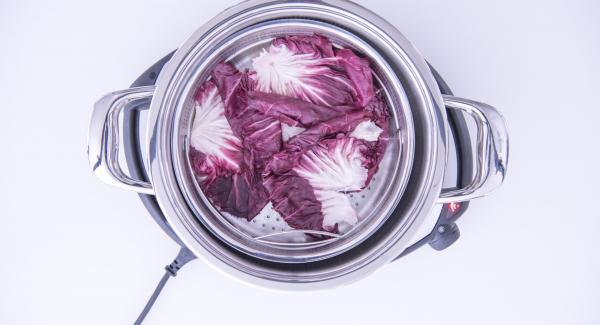 Al suono di Audiotherm, aprire EasyQuick e avvolgere all’interno delle foglie di radicchio sbollentate i cubetti di formaggio asiago per creare i fagottini.