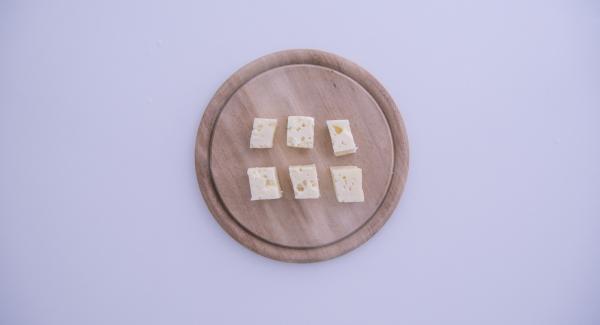 Al suono di Audiotherm, aprire EasyQuick e avvolgere all’interno delle foglie di radicchio sbollentate i cubetti di formaggio asiago per creare i fagottini.