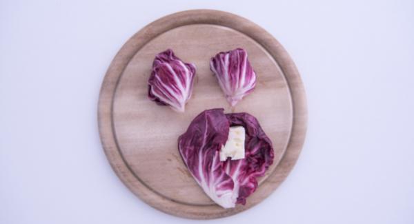 Al suono di Audiotherm, aprire EasyQuick e avvolgere all’interno delle foglie di radicchio sbollentate i cubetti di formaggio asiago per creare i fagottini.