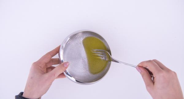 Nel frattempo preparare un'emulsione con sale, limone e olio.