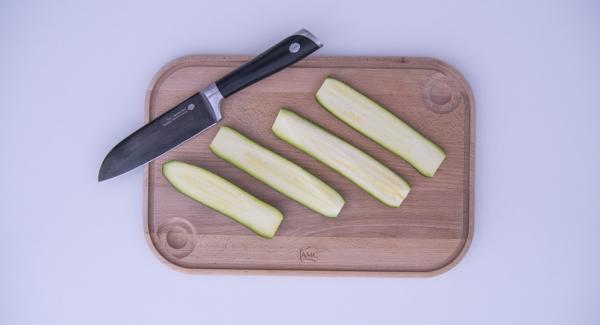 Tagliare le zucchine a fette per il lungo.