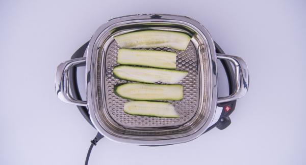 Al suono di Audiotherm adagiare le zucchine all’interno di Arondo e riposizionare Audiotherm sulla finestra “carne”.