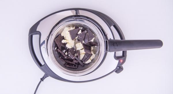 Spezzettare il cioccolato e tagliare il burro a pezzi. Mettere entrambi all'interno della Sauteuse 20 cm, posizionata su Navigenio impostato a livello 4 e riscaldare fino a sciogliere.