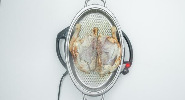 Riposizionare Audiotherm sulla finestra carne e grigliare fino al raggiungimento del punto di girata a 90°C. Al suono di Audiotherm, girare il pollo e aggiungere le patate e le pannocchie.