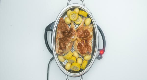 Riposizionare Audiotherm sulla finestra carne e grigliare fino al raggiungimento del punto di girata a 90°C. Al suono di Audiotherm, girare il pollo e aggiungere le patate e le pannocchie.