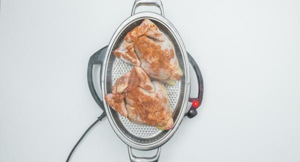 Al suono di Audiotherm, abbassare Navigenio a livello 4 e adagiare all’interno dell’Unità Ovale Grill i due polli con il petto rivolto verso il basso.