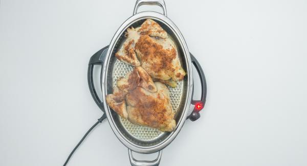 Riposizionare Audiotherm sulla finestra carne e grigliare fino al raggiungimento del punto di girata a 90°C. Al suono di Audiotherm, girare i polli.