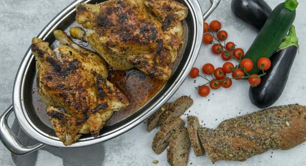 Al termine del tempo di cottura, estrarre il pollo e servire con il fondo di cottura.