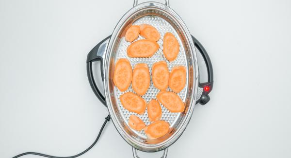 Al suono di Audiotherm, abbassare Navigenio a livello 4, disporre le fette di patate nell'Unità Ovale Grill e coprire con il coperchio.