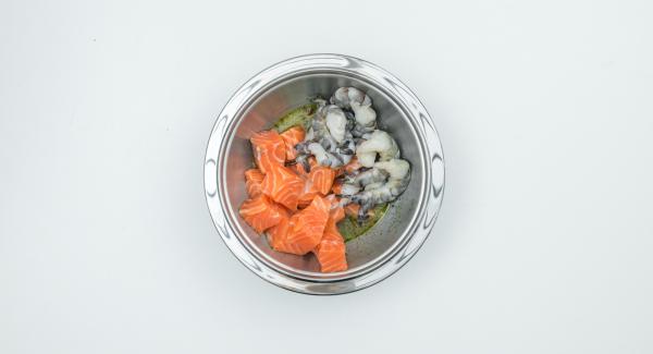 Tagliare il filetto di salmone in ca. 16 cubetti. Mescolare i cubetti di salmone e i gamberi con la marinata, coprire e lasciare in frigorifero per ca. 6 ore.