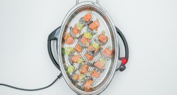 Al suono di Audiotherm, abbassare Navigenio a livello 4, disporre gli spiedini nell'Unità Ovale Grill e coprire con il coperchio.