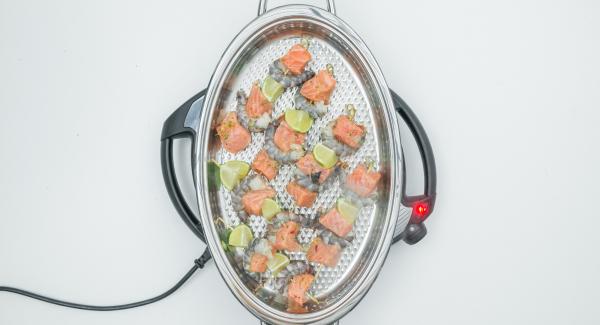 Al suono di Audiotherm, abbassare Navigenio a livello 4, disporre gli spiedini nell'Unità Ovale Grill e coprire con il coperchio.