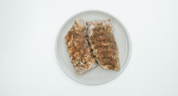 Al suono di Audiotherm, disporre le costine su un piatto da portata e asciugarle con carta da cucina. Pulire l’Unità Ovale Grill e il coperchio.