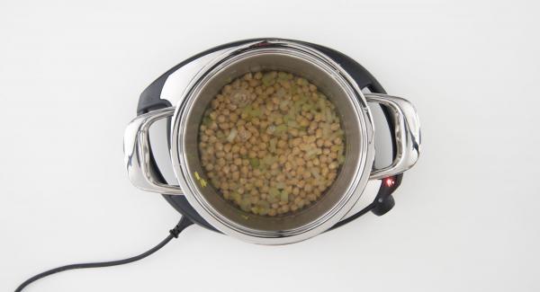 Al suono di Audiotherm, rimuovere gli spicchi d'aglio e mettere i ceci all'interno, assieme alle foglie di rosmarimo. Versare dell'acqua fino superare di ca. 2 cm i ceci.