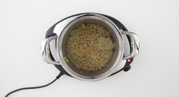 Al suono di Audiotherm, rimuovere gli spicchi d'aglio e mettere i ceci all'interno, assieme alle foglie di rosmarimo. Versare dell'acqua fino superare di ca. 2 cm i ceci.
