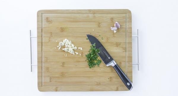 Pelare l’aglio e sminuzzarlo insieme al prezzemolo, quindi unirli alla pastella e continuare a mescolare.