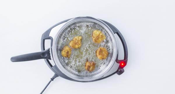 Al suono di Audiotherm, al raggiungimento del “punto di girata” a 90° C, girare le frittelle e coprire nuovamente con il coperchio. Ruotare Audiotherm fino a visualizzare il simbolo “carne” e lasciar dorare le frittelle fino al suono. Togliere le frittelle dalla Padella.