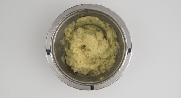 Inserire le patate cotte all'interno di una Bacinella Combi e schiacciarle con l'ausilio di una forchetta. Aggiungere quindi ca. 100 g di parmigiano, il prezzemolo tritato, il tuorlo d'uovo, sale, pepe e i cubetti di prosciutto.