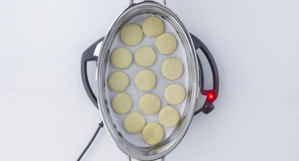 Al suono di Audiotherm, voltare i biscotti, inserire un tempo di cottura di 1 minuto su Audiotherm e ruotarlo finchè compare il simbolo “verdura”.
