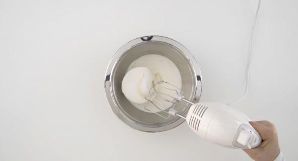 Mettere in un bacinella la ricotta e la panna e mescolare con l'aiuto di un mixer. Unire al composto lo zucchero, lo zucchero a velo, la vanillina e la fecola di patate.