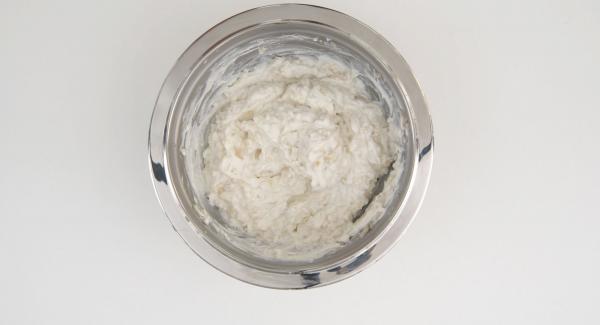 Pelare le pere ed eliminare i torsoli. Tagliarle a pezzi e tritarle nel Tritamix. Unire le pere al composto di ricotta e mescolare bene per amalgamare.