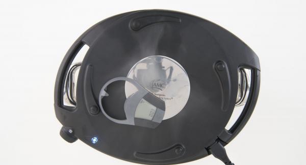Al suono di Audiotherm, inserire la carta da forno con i dischi di pasta nell'Unità, posizionare l'Unità nel suo coperchio capovolto e coprirla con Navigenio rivolto verso il basso, impostato a livello II. Mentre la spia di Navigenio lampeggia di rosso/blu, inserire su Audiotherm un tempo di 3 minuti.
