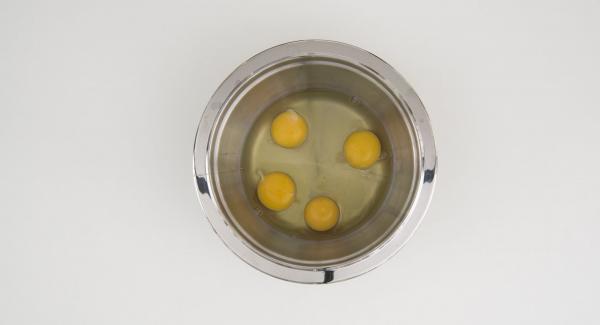 In una bacinella, sbattere le uova. Unire il parmigiano grattugiato e insaporire con sale e pepe.