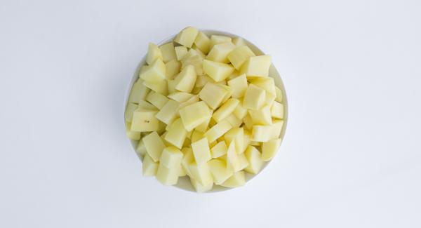 Pelare e tagliare a pezzi le patate. Tritare le verdure nel Tritamix. Pelare e affettare il chorizo.