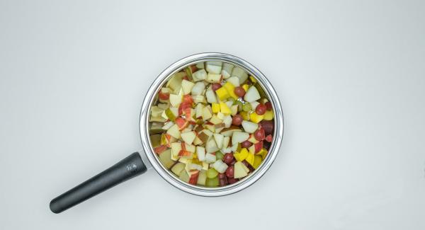 Distribuire la frutta in Arcobaleno Prestige e aggiungere il succo di limone.