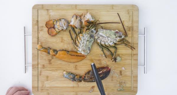 Tritare finemente le verdure nel Tritamix. Tagliare l’aragosta in pezzi come mostrato nelle foto, con un coltello adatto.