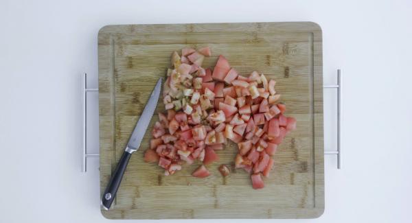 Pelare e tagliare a dadini la cipolla e l’aglio. Sbollentare i pomodori in acqua bollente, pelarli e tagliarli a dadini. Tagliare il tonno a cubetti grandi.