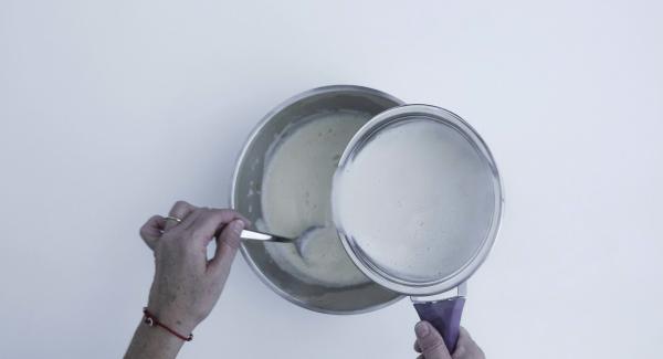 Mescolare lo zucchero, la scorza di arancia, il succo di limone, i tuorli d’uovo e l’uovo fino a ottenere un composto spumoso. In una lattiera o una Sauteuse, far bollire il latte e la panna. Toglierlo dal fornello e aggiungerlo al composto di uova, mescolando continuamente.