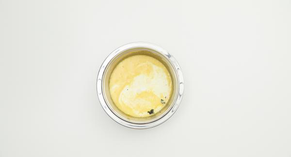 Mescolare i tuorli con lo zucchero. Aprire i bastoncini di vaniglia, estrarre i semi con un coltello piccolo e aggiungerli all’impasto. Aggiungere il latte, la panna e la zucca passata e mescolare fino ad ottenere un impasto omogeneo.