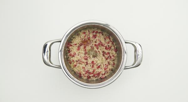 Aggiungere ancora del rosmarino tritato e lasciare riposare il risotto scoperto per 2 minuti prima di servire.