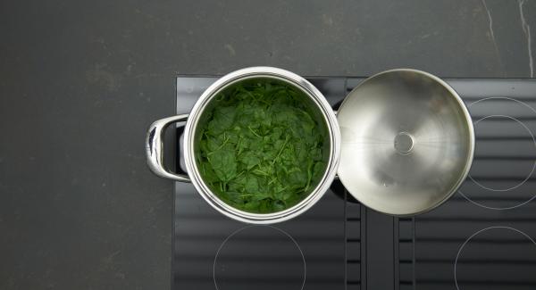 Insaporire gli spinaci con sale, pepe e noce moscata. Toglierli dalla Padella, lasciarli raffreddare e quindi tagliarli a pezzetti.