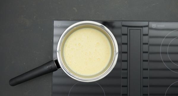 Mescolare i tuorli con lo zucchero all’interno della Sauteuse, quindi
unire la panna e il latte mescolando. Posizionare l’Unità sul fornello impostato a calore medio e mescolare con forza con l’aiuto di una frusta per ottenere una crema densa. La crema non deve iniziare a bollire.