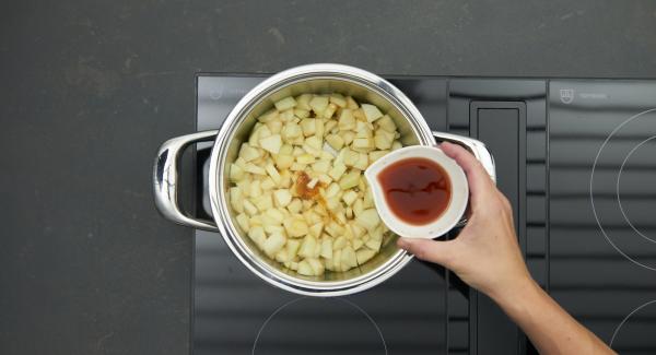 Aggiungere le mele, le pere e il peperoncino, sfumare con il Calvados o con il rum e lasciar evaporare l’alcool. Aggiungere il vino bianco e il succo di mela e ridurre fino a ottenere una consistenza cremosa. Togliere infine il peperoncino.