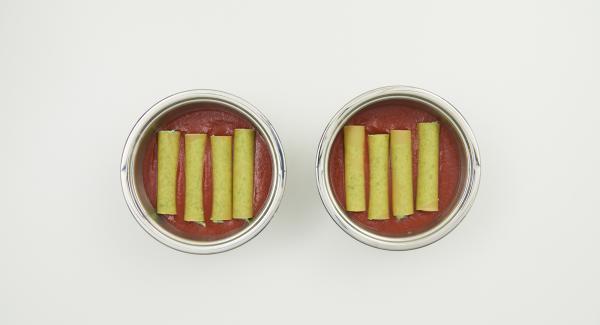 Distribuire i pomodori in due NonSoloForno 16 cm, salarli e peparli. Riempire i cannelloni aiutandosi con una sac a poche. Disporre 4 cannelloni in NonSoloForno. Coprire con la salsa e il parmigiano rimasto.