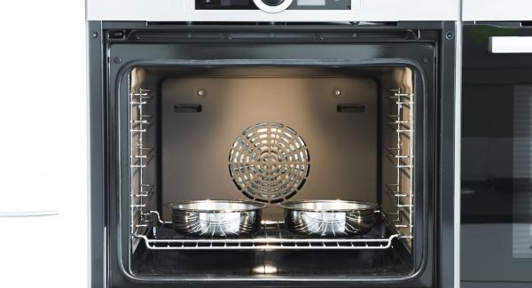 Collocare le teglie nel ripiano più basso del forno preriscaldato e cuocere per ca. 25 minuti.
